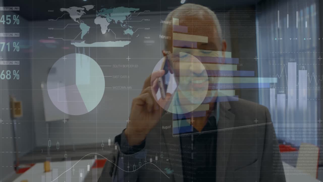 animación del procesamiento de datos sobre un hombre de negocios caucásico hablando por teléfono inteligente