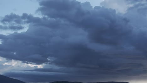 filmando algunas grandes nubes de tormenta con un dron de 70mm, entramos en ellos con un giro y descubrimos que en las partes más bajas con las montañas un resplandor aparece, aclarando esa área blanca brillante