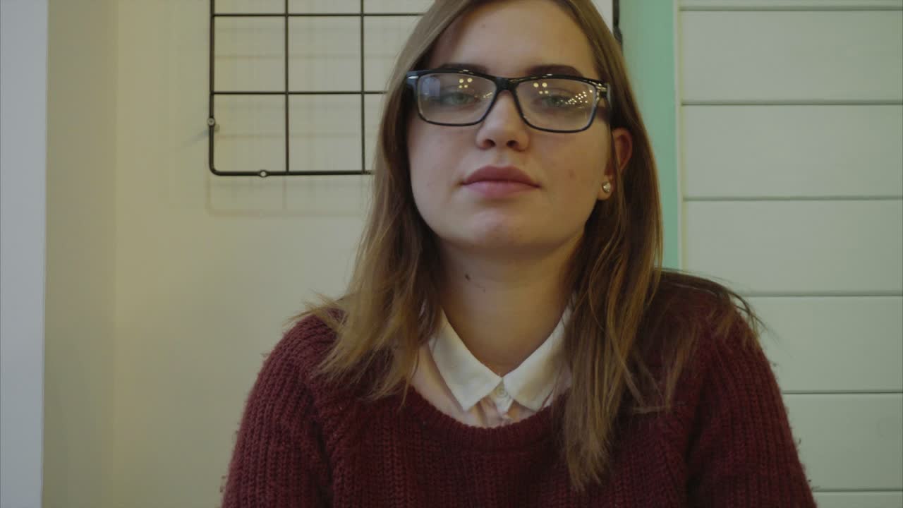 mujer joven en un café