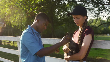 frau und mann auf der farm