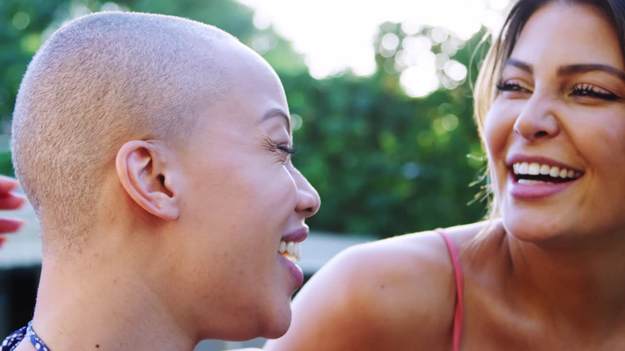 tres amigas al aire libre relajándose en la piscina y disfrutando de la fiesta de la piscina de verano