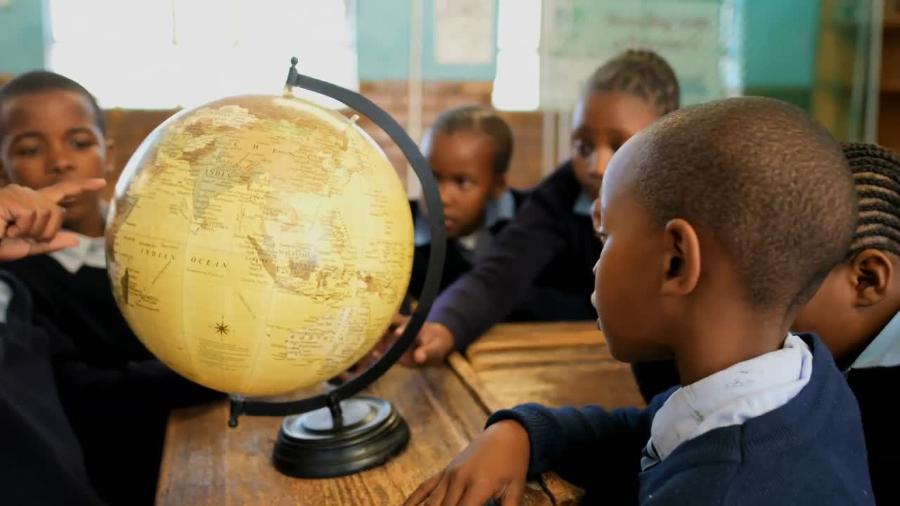 Alunni che usano il mappamondo in classe 4k