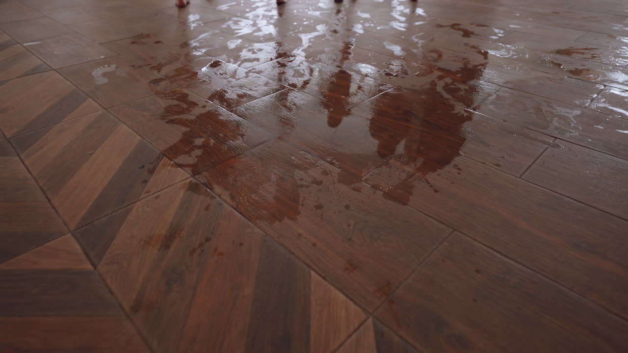 행복한 가족은 아들과 딸과 함께 현대 스파 센터의 수영장에서 휴식을 취하고 있습니다.