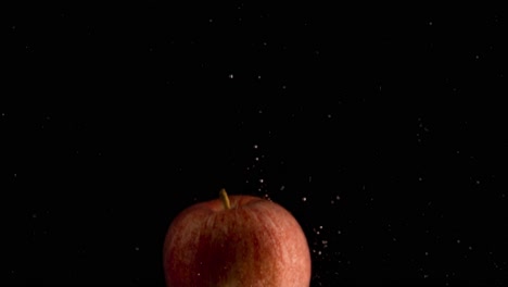 Apfel-Fällt-Ins-Wasser-Super-Slowmotion,-Schwarzer-Hintergrund,-Viele-Luftblasen,-4k240fps