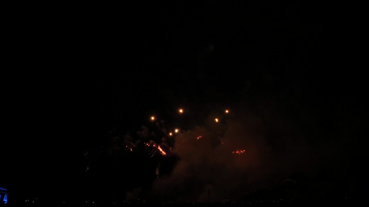 느린 움직임의 색과 노란색의 불꽃놀이 쇼