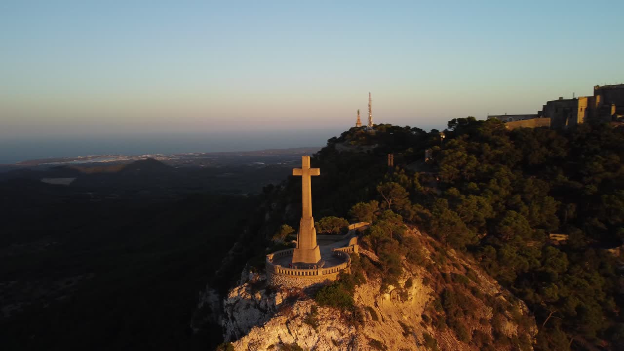 орбита вокруг сан-сальвадорского креста на фоне заката