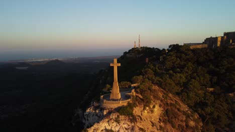 órbita alrededor de la cruz de sant salvador con puesta de sol