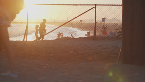 Seal-Beach-Pier-Al-Atardecer-Mientras-La-Gente-Cruza