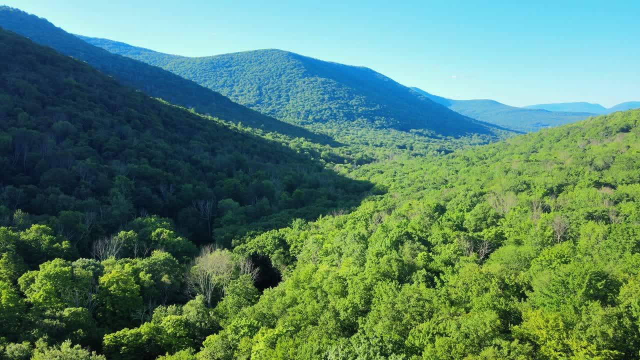 imágenes de video de drones aéreos del horario de verano en las montañas catskill en el valle hudson de nueva york