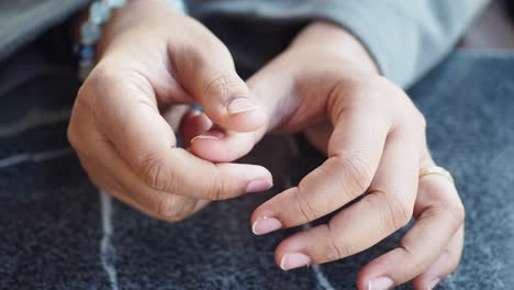 in der nähe der hände einer frau mit schmuck