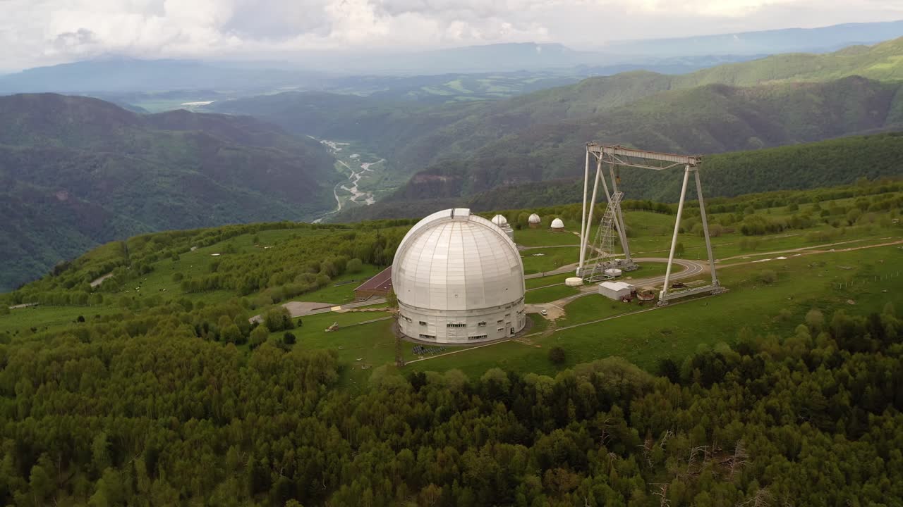 특별한 과학 천체 물리학 관측소. 큰 망원경으로 우주를 지상에서 관측하는 천문 센터입니다.