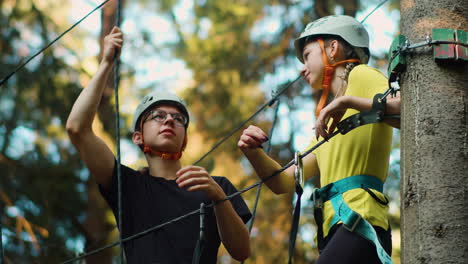 Gente-Hablando-En-El-Campamento-De-Aventuras