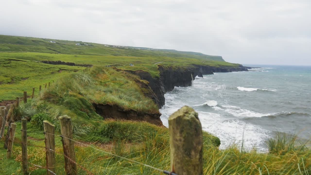 una vista impresionante de la costa de causeway en irlanda