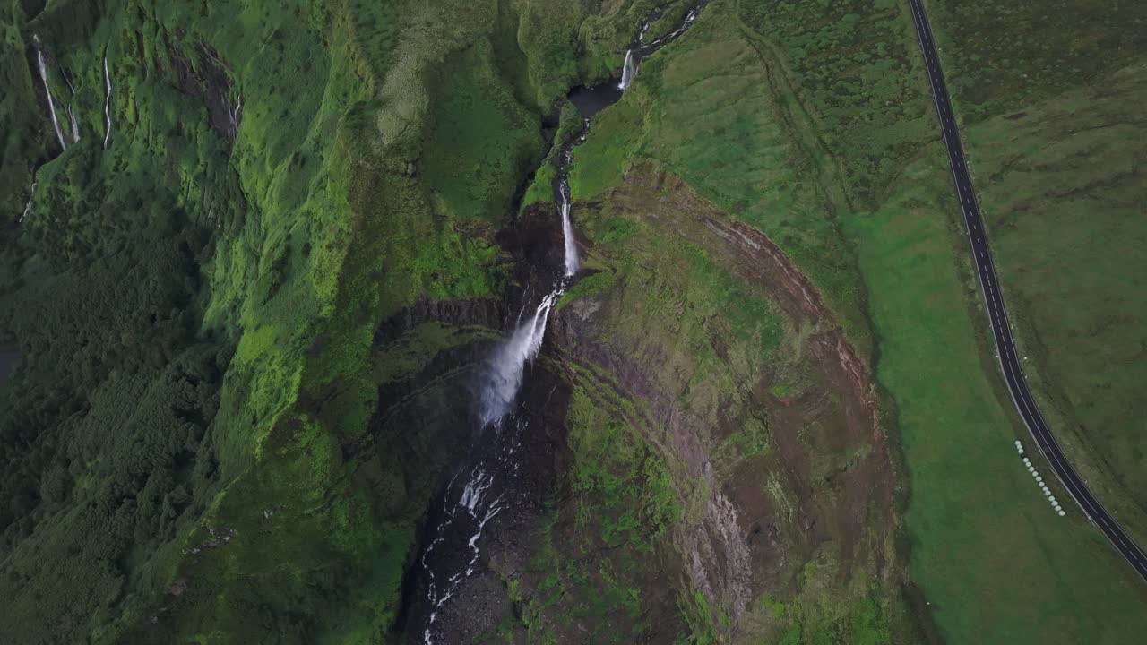la poderosa cascada da ribeira grande desde arriba en la isla de flores azores, aérea