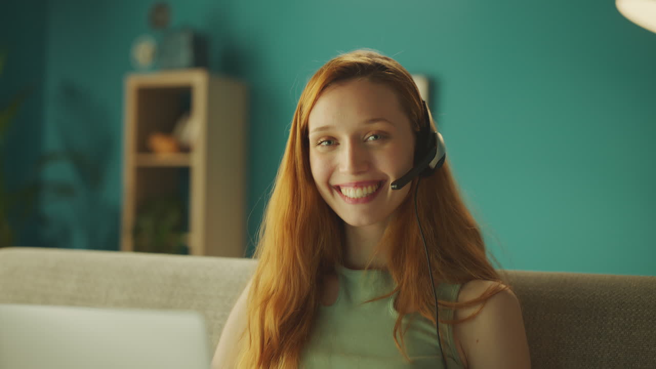 mujer teniendo una reunión en línea