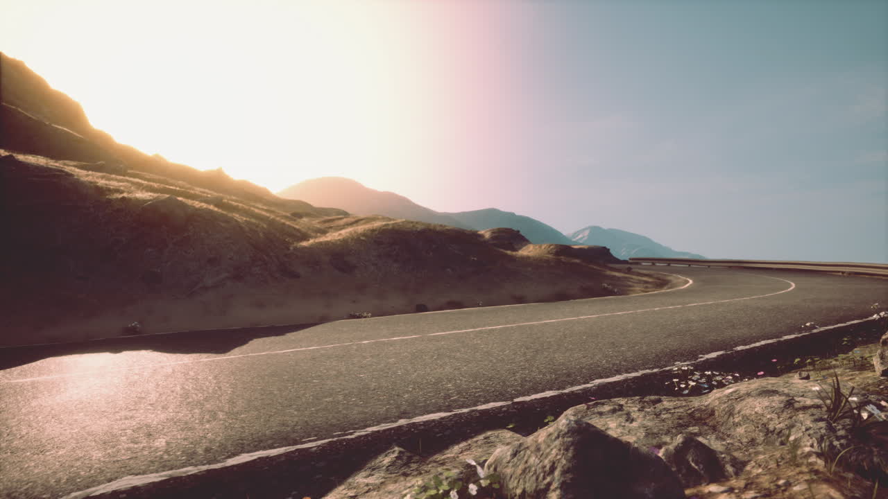 un camino vacío que serpentea a través de una cordillera