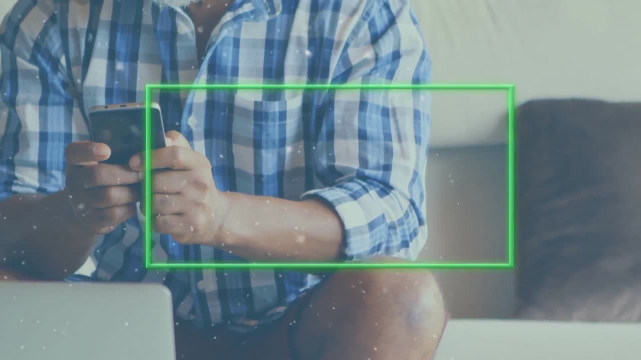 animación de un cuadro verde sobre un hombre usando un teléfono inteligente