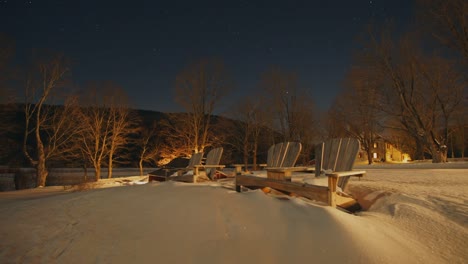 Lapso-De-Tiempo-De-Estrellas-Sobre-Sillas-Escénicas-Sentadas-En-La-Nieve