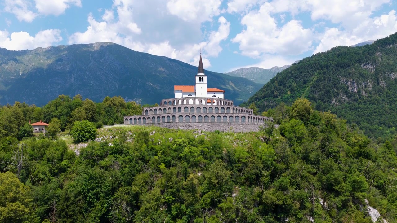 Letecký pohled dronem na kostel svatého Antonína ve Slovinsku, ukazující kostel, okolní krajinu a přilehlý venkov.