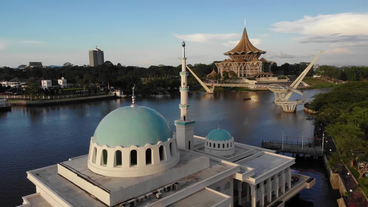 쿠칭의 아름다운 떠다니는 모스크의 공중 풍경