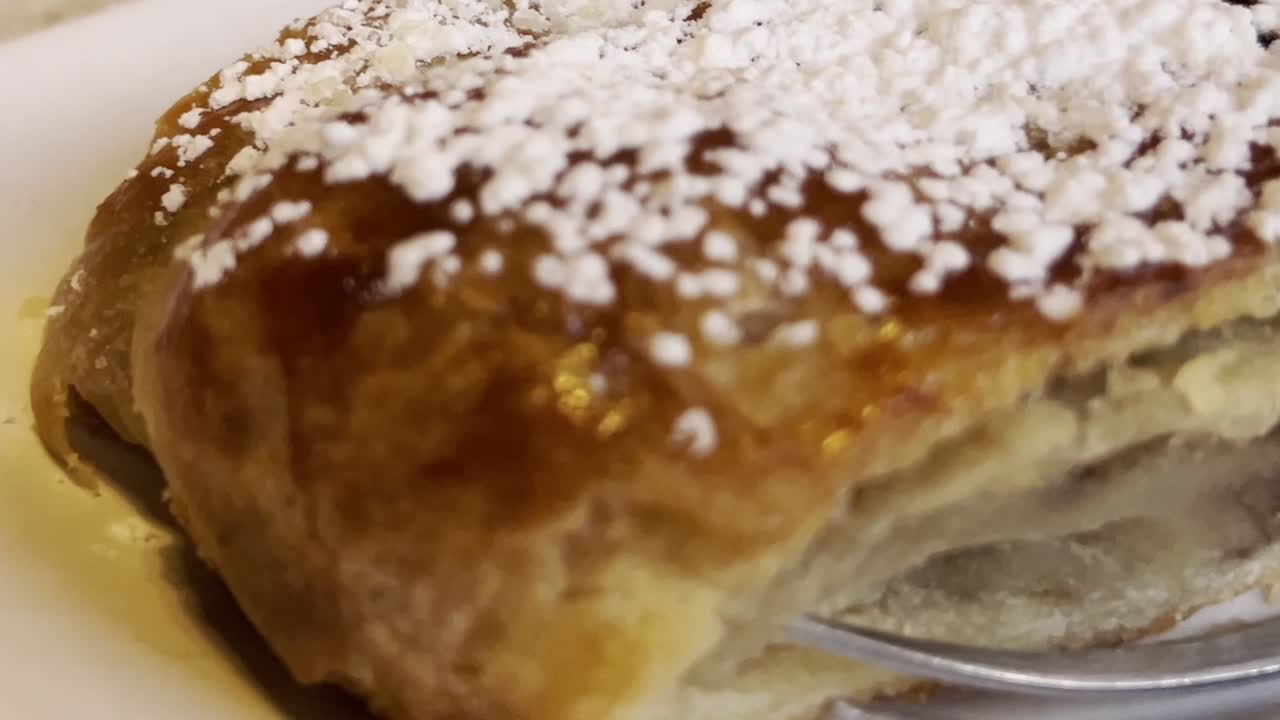 un tiro de pastel en una sartén con un tenedor, de cerca