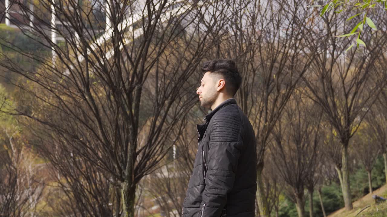 도시의 사람, 야외의 불행한 사람.