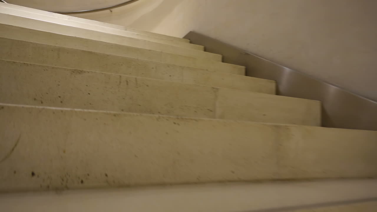 Movimento na escadaria em espiral. Filmagem em movimento