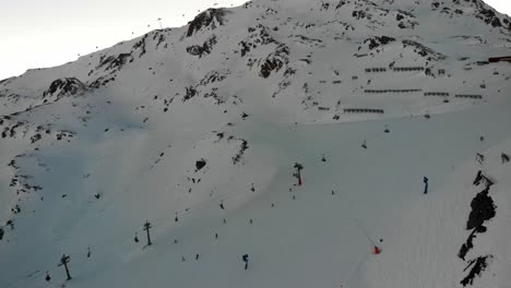 hochzillertal - 화창한 날에 푸른 하늘을 가진 산과 스키 라인의 오스트리아 안테나