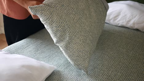 una mujer haciendo su cama.