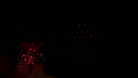 fuegos artificiales explotando en el cielo nocturno. celebrar en cualquier evento. año nuevo. día nacional. diwali. disparo real.