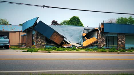 edificio derrumbado desastre natural terremoto daño destrucción cambio climático apoclapse cinematográfico 4k