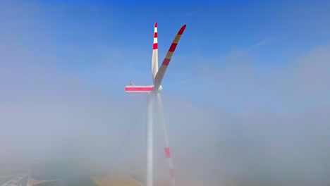 las palas de las turbinas eólicas visibles a través de la niebla en weinviertel, austria - aero, de cerca