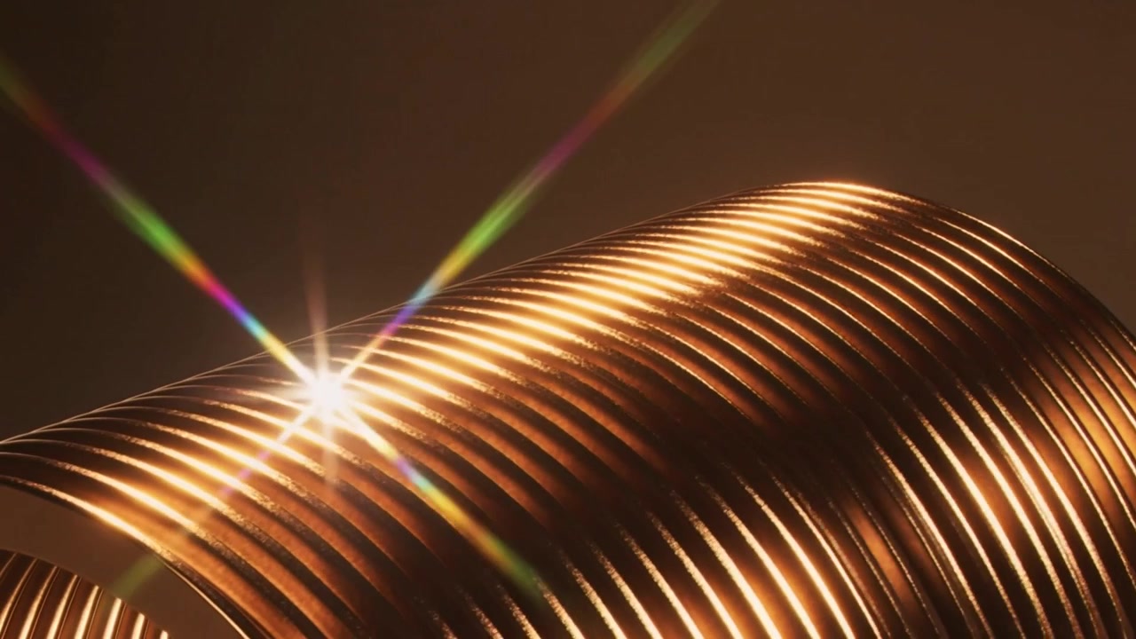 Punto speculare mobile che colpisce una bobina dorata lucida e scanalata in uno studio caldo, rivelando le scanalature e l'arco
