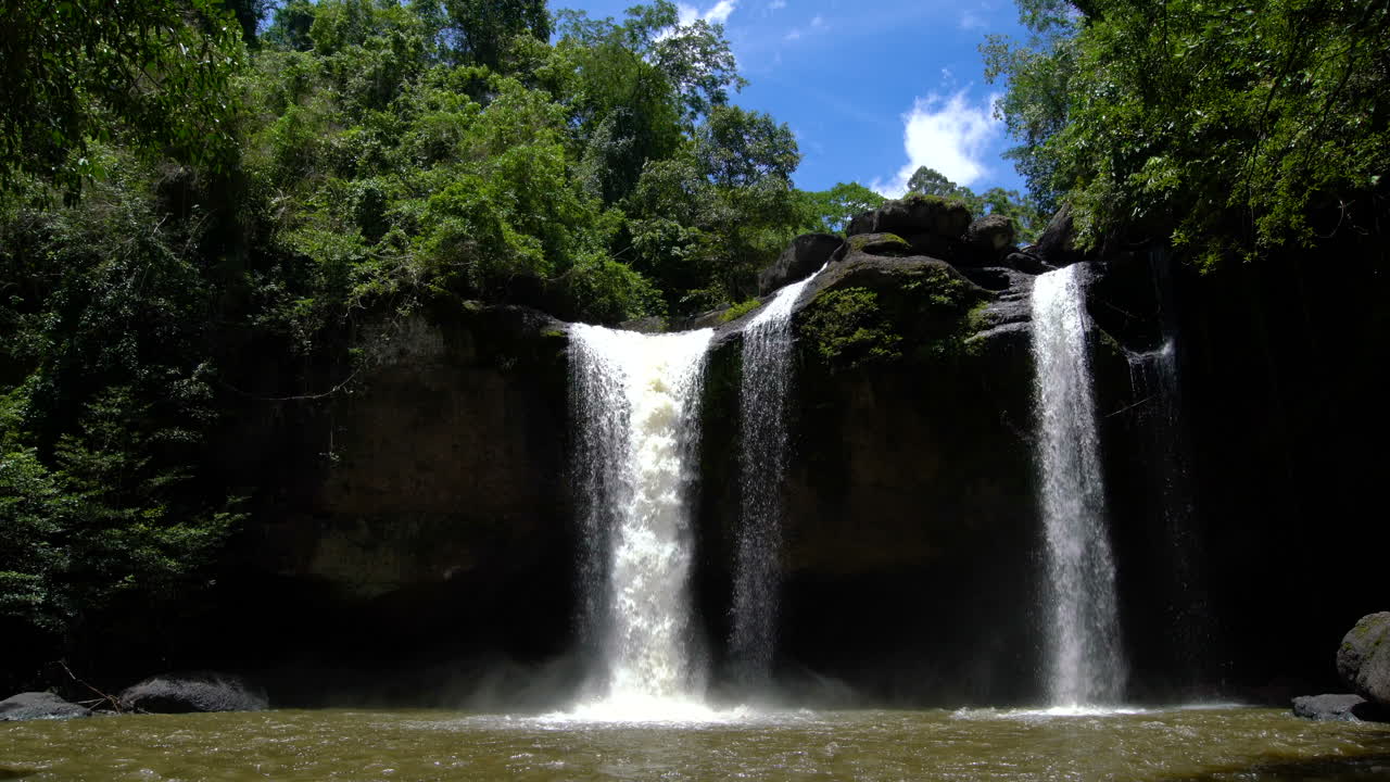 la cascada de haew su wat en el parque nacional de khao yai, tailandia