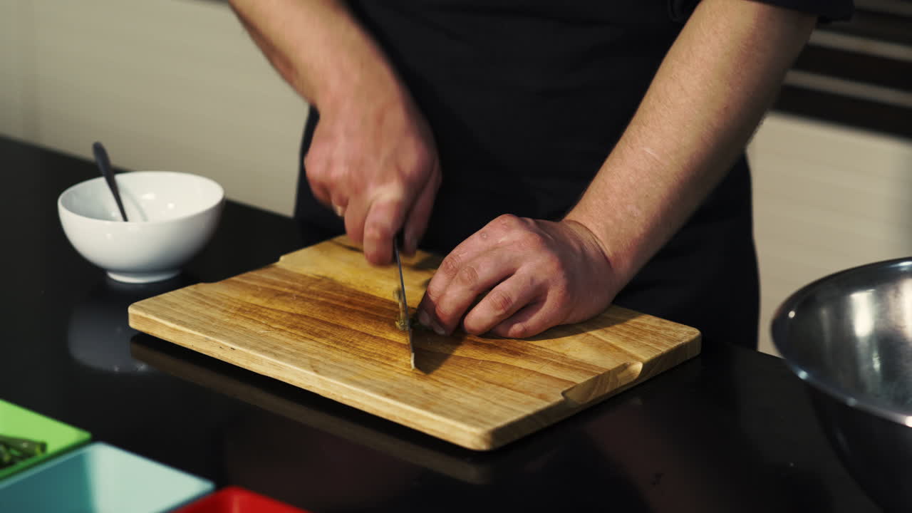 el chef cortando ajo