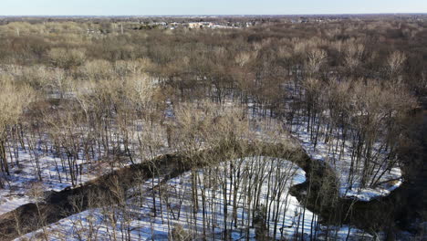 crecientes imágenes de drones de un arroyo sinuoso en invierno en michigan