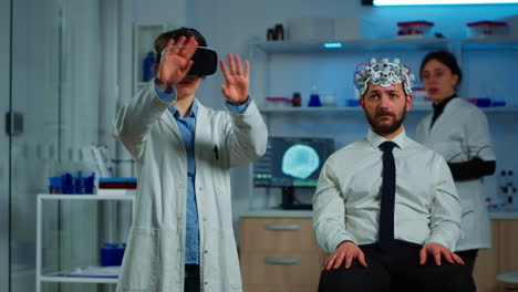 científico neurológico que utiliza la innovación médica en el laboratorio con gafas vr