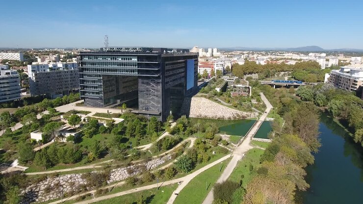 Volo di drone verso il municipio di Montpellier in una giornata di sole. Edificio moderno