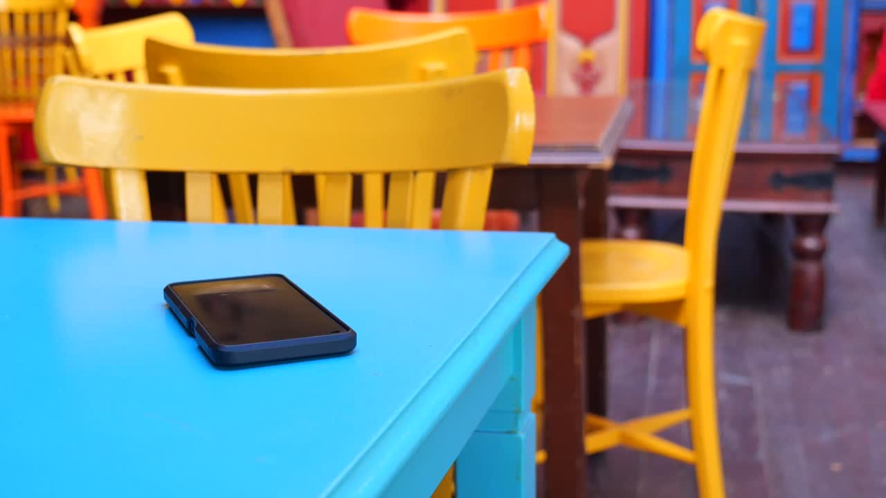 カラフルなレストランのテーブルと電話