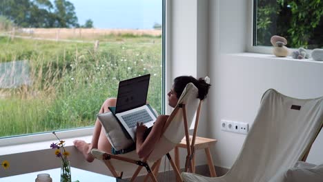 freelance woman working on her laptop