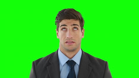 un joven empresario tiene dolor de cabeza.