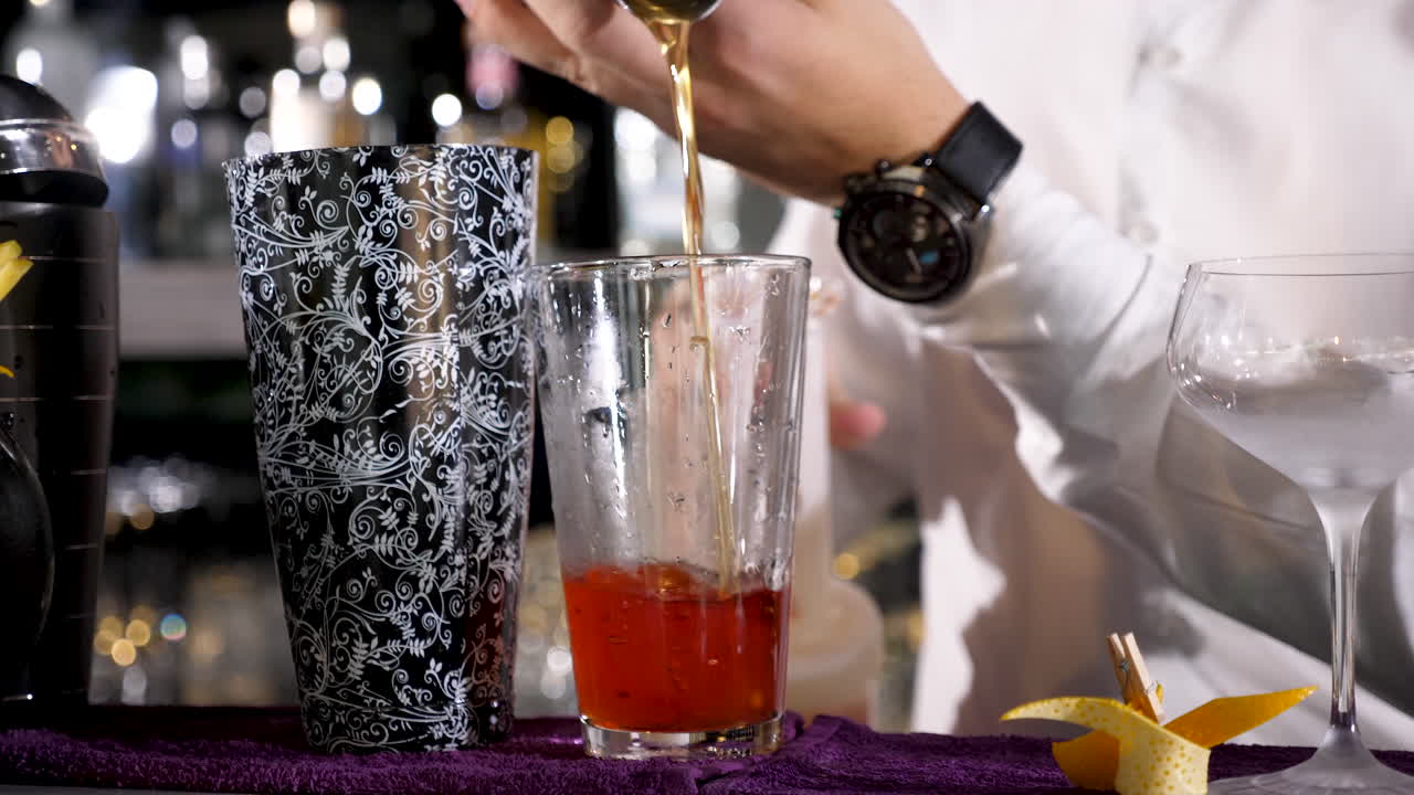 el camarero haciendo un cóctel.