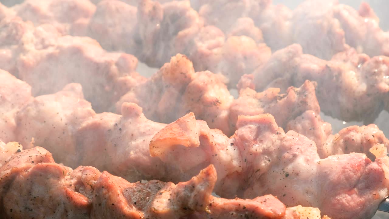 맛있는 고기 바베큐는 나무 석탄 그릴 위에 개에 여 있습니다.