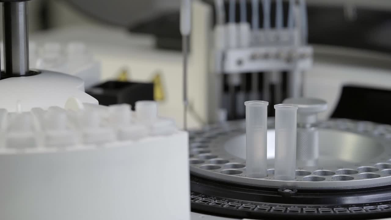 분석을 위해  ⁇ 플을 수집하는 작업에서 화학 분석기 장비