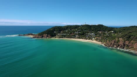 Drone-Orbita-Alrededor-De-La-Playa-De-Wategos-En-Byron-Bay-En-Una-Hermosa-Mañana-Tranquila