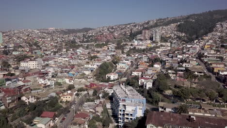 drone aéreo de casas coloridas en las colinas de valparaíso, chile