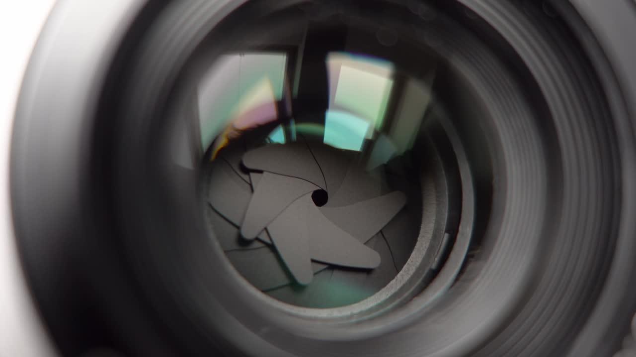 렌즈의 아이리스에 대한 클로즈업.