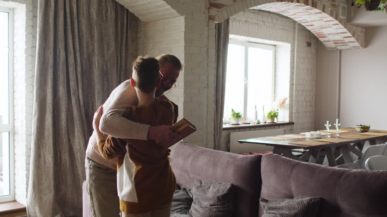 hombre caucásico leyendo un libro