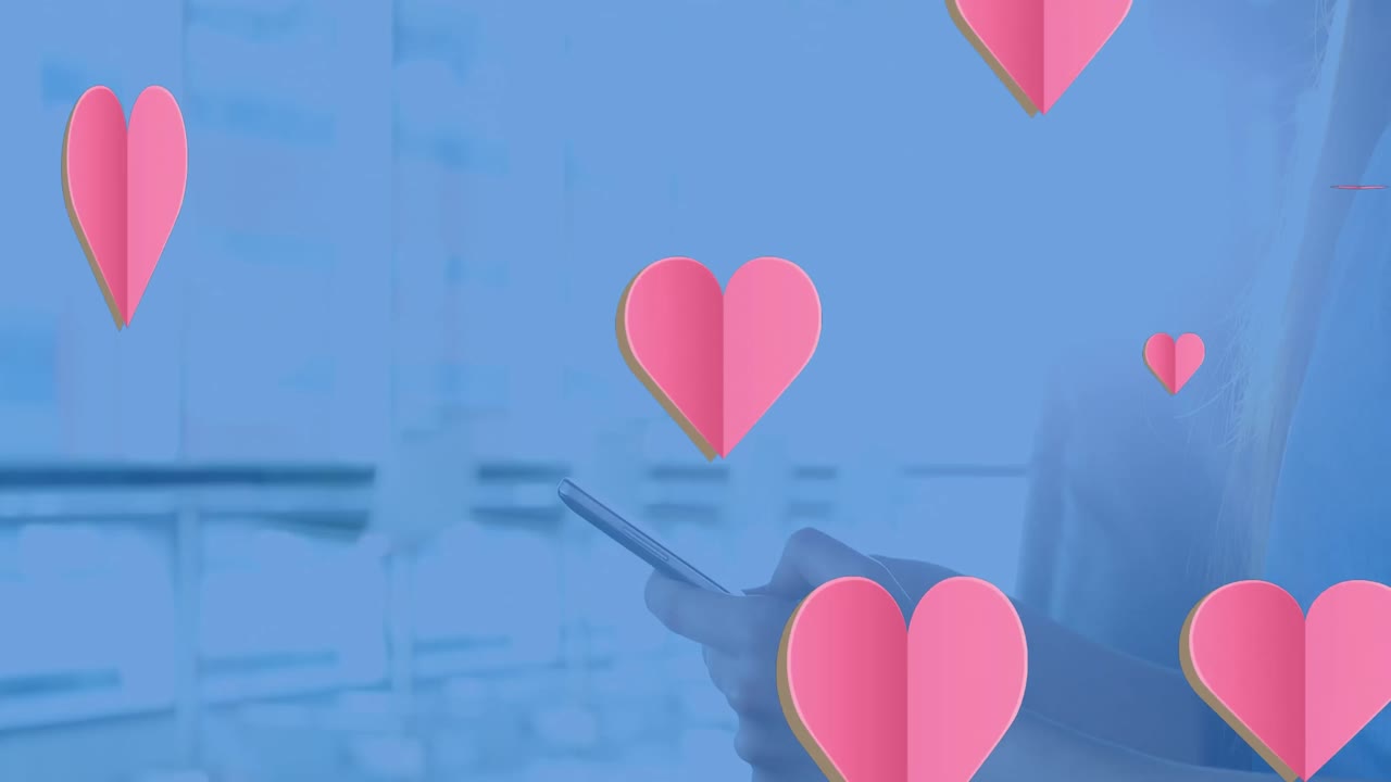 스마트폰을 사용하는 백인 여성의 손 위에 떠다니는 심장의 애니메이션