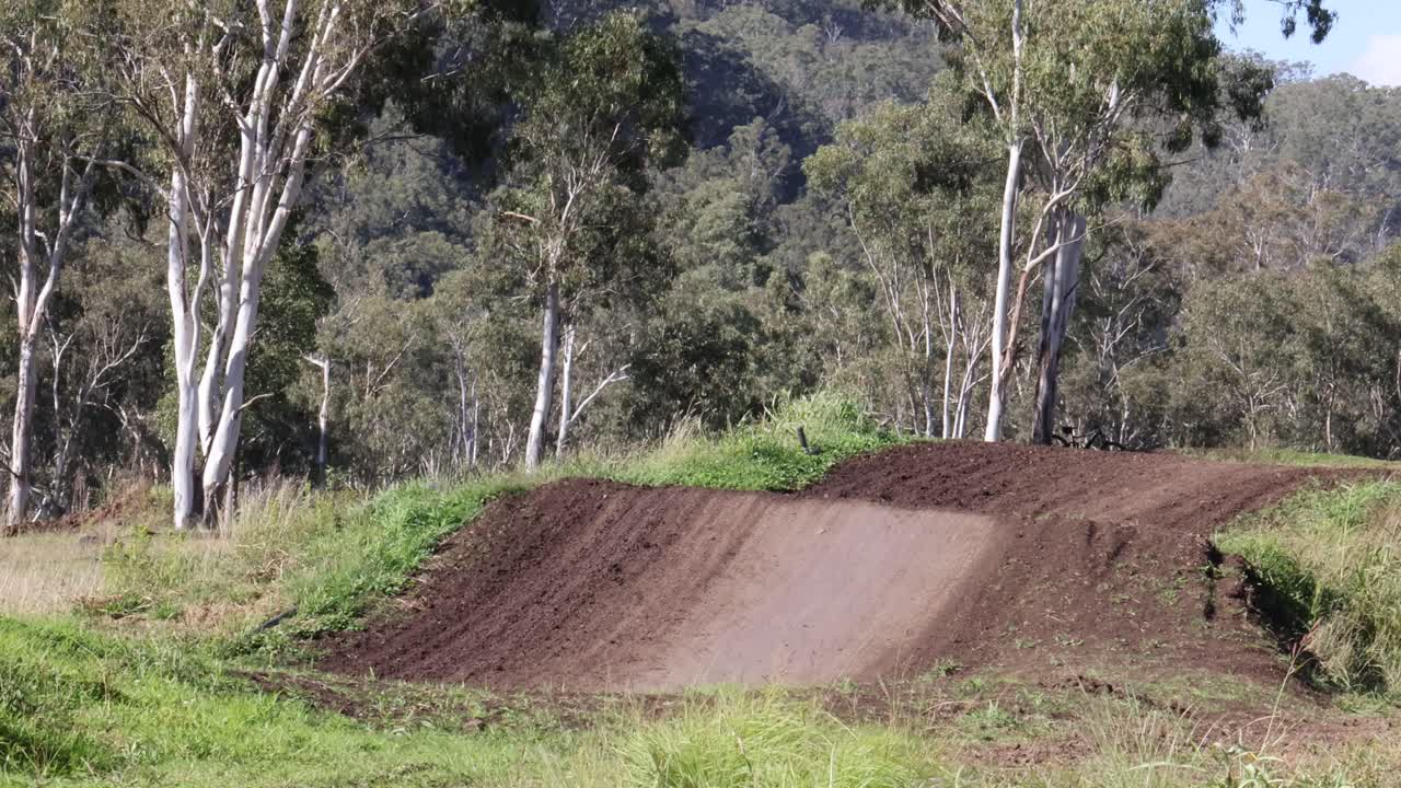 자전거 타는 사람 은 숲 에서  을 뛰어다니고 있다